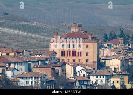 Le Langhe, Piemonte, Italia, panorama di vigneti del Piemonte: Langhe-Roero e Monferrato nella Lista del Patrimonio Mondiale dell'UNESCO. Veduta del Castello di Ba Foto Stock