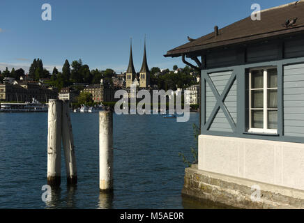 Vista di Lucerna con chiesa di San Leodegar dal lago, Svizzera Foto Stock