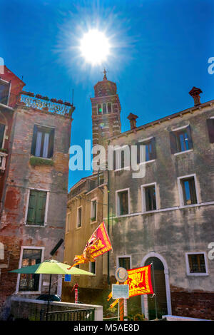 Sun Sunflare Santa Stefano Chiesa bandiere Veneziane Venezia Italia. Fondata nel 1200, ricostruita nel 1300s. Foto Stock
