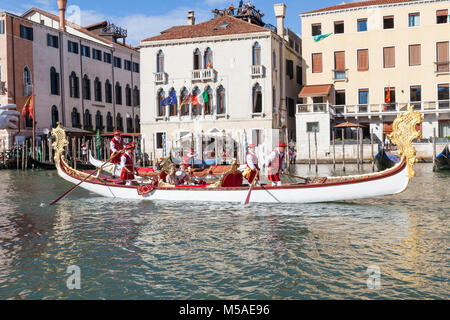 Imbarcazione storica carring un veneziano dignatory remato da uomini in costume nella Regata Storica, Grand Canal, Cannaregio, Venezia, Veneto, Italia Foto Stock