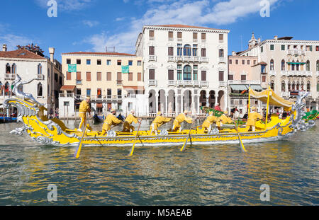 Imbarcazioni storiche in Regata Storica, Grand Canal, Venezia, Italia con vogatori in un giallo brillante barca con abbinamento di costumi che porta un dignatory Foto Stock