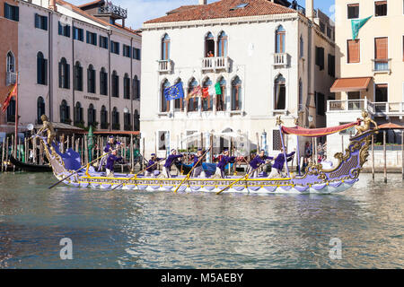Imbarcazioni storiche in Regata Storica, Grand Canal, Venezia, Italia con vogatori in costume tranporting i Dogi veneziani e dignitari. Foto Stock