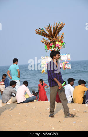 Venditore di giocattoli in Chennai marina beach. India Foto Stock