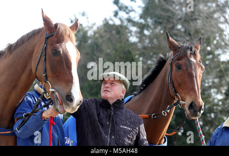 Trainer Colin Tizzard pone con fiume nativo (sinistra) e Cue Card durante la visita di stabile a Colin Tizzard's yard a Milborne Port, Somerset. Foto Stock