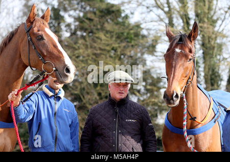 Trainer Colin Tizzard pone con fiume nativo (sinistra) e Cue Card durante la visita di stabile a Colin Tizzard's yard a Milborne Port, Somerset. Foto Stock