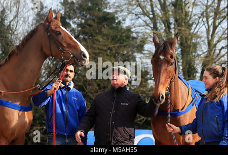 Trainer Colin Tizzard pone con fiume nativo (sinistra) e Cue Card durante la visita di stabile a Colin Tizzard's yard a Milborne Port, Somerset. Foto Stock