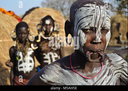 Donna e ragazze della tribù dei Mursi ( Etiopia) Foto Stock