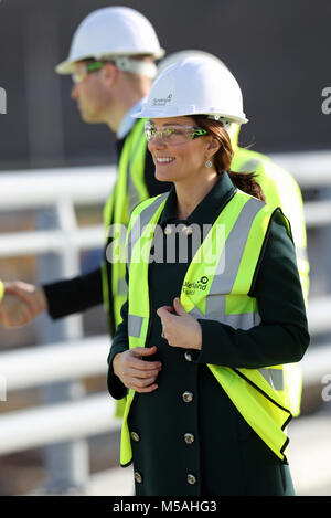 Correzione ritrasmesso BYLINE: Foto di credito dovrebbe leggere: Jane Barlow/PA filo il Duca e la Duchessa di Cambridge durante una visita alla cuspide settentrionale ponte che attraversa il fiume indossare a Sunderland. Foto Stock