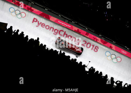 Un Vannieuwenhuyse (pilota) del Belgio e Sophie Vercruyssen in azione nella Two Woman Bobsleigh Heat 1 al Olympic Sliding Center durante il giorno 11 dei Giochi Olimpici invernali di PyeongChang 2018 in Corea del Sud. PREMERE ASSOCIAZIONE foto. Data immagine: Martedì 20 febbraio 2018. Vedi la storia della Pennsylvania Olimpiadi di Bobsleigh. Il credito fotografico dovrebbe essere: Mike Egerton/PA Wire. RESTRIZIONI: Solo per uso editoriale. Nessun uso commerciale. Foto Stock