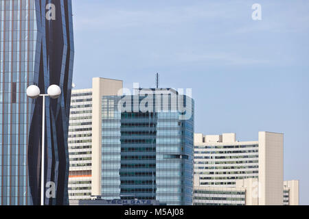 Conglomerato di architettura moderna edifici di Vienna Danube City. da sinistra a destra DC Tower, Tech Gate, UNO City Foto Stock