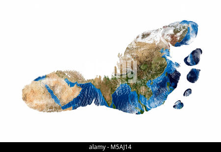 Vera e propria impronta del piede del bambino con una mappa del mondo di Asia - isolato su sfondo bianco Foto Stock