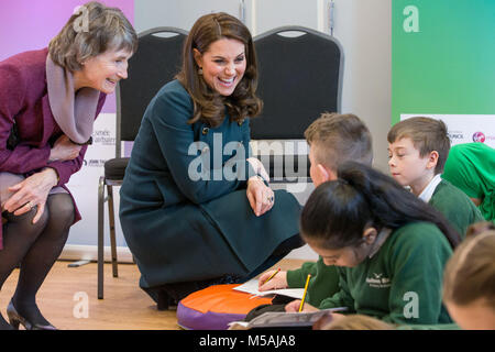 La Duchessa di Cambridge parla ai bambini durante una visita alla stazione di fuoco Arts Center di Sunderland. Foto Stock