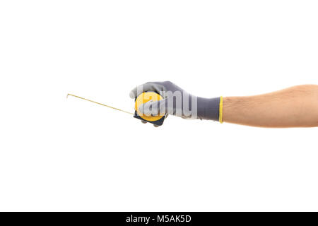 La mano guantata tenendo un giallo nastro di misurazione su sfondo bianco Foto Stock