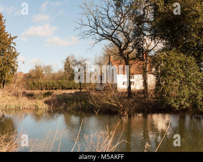 Willy lotts cottage da molla attraverso il lago sul lato fiume stour constable country; essex; Inghilterra; Regno Unito Foto Stock