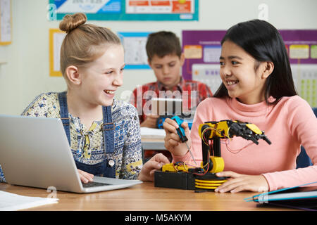 Due allievi femminile nella lezione di scienze che studiano la robotica Foto Stock