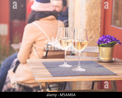 Due bicchieri di vino bianco servito in una piccola caffetteria nella Città Vecchia di Porto, Portogallo. Foto Stock