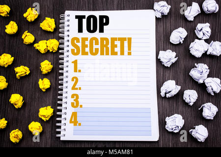 Mano concettuale di scrittura di testo Didascalia che mostra Top Secret. Il concetto di business per militari Top Secret blocco note scritte nota notebook libro sullo sfondo di legno Foto Stock