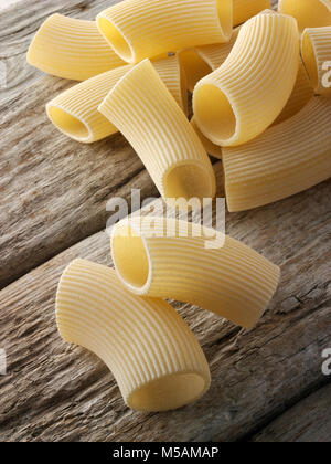 Secchi tradizionali Italaian Rigatoni Pasta chiudere in su in un ambiente rustico in legno Foto Stock