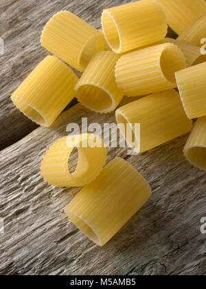 Secchi tradizionali Italaian Mezze su Maniche Rigate pasta chiudere in su in un ambiente rustico in legno Foto Stock