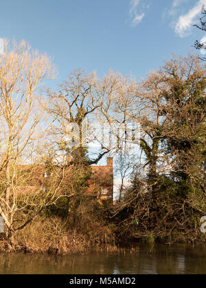 Flatford mill house la molla da tutto il lago sul lato fiume stour constable country close up; essex; Inghilterra; Regno Unito Foto Stock