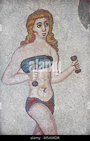 Mosaico dettaglio fron la Sala delle dieci ragazze Bikini, camera n. 30, dall'ambulacro della grande caccia, la camera No 28, presso la Villa Romana del Casale wh Foto Stock