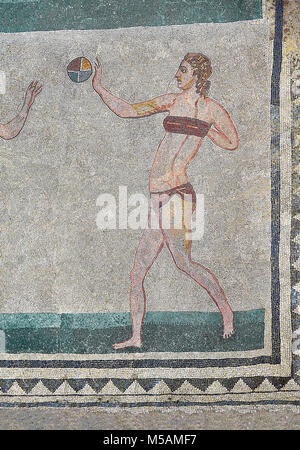 Mosaico dettaglio fron la Sala delle dieci ragazze Bikini, camera n. 30, dall'ambulacro della grande caccia, la camera No 28, presso la Villa Romana del Casale wh Foto Stock