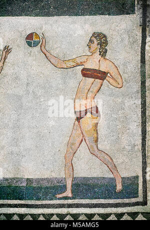 Mosaico dettaglio fron la Sala delle dieci ragazze Bikini, camera n. 30, dall'ambulacro della grande caccia, la camera No 28, presso la Villa Romana del Casale wh Foto Stock