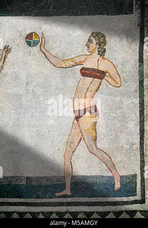 Mosaico dettaglio fron la Sala delle dieci ragazze Bikini, camera n. 30, dall'ambulacro della grande caccia, la camera No 28, presso la Villa Romana del Casale wh Foto Stock