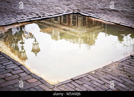 Riflessioni del case su acqua di pioggia - dopo la pioggia photography - Amsterdam Olanda Foto Stock