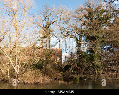 Flatford mill house la molla da tutto il lago sul lato fiume stour constable country close up; essex; Inghilterra; Regno Unito Foto Stock