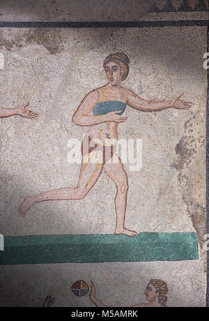 Mosaico dettaglio fron la Sala delle dieci ragazze Bikini, camera n. 30, dall'ambulacro della grande caccia, la camera No 28, presso la Villa Romana del Casale wh Foto Stock