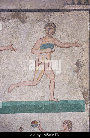 Mosaico dettaglio fron la Sala delle dieci ragazze Bikini, camera n. 30, dall'ambulacro della grande caccia, la camera No 28, presso la Villa Romana del Casale wh Foto Stock