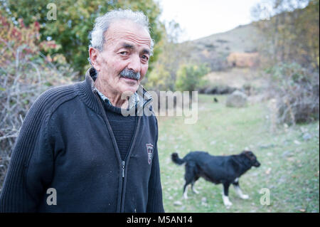 Uomo locale nelle vicinanze di Haghbat sentiero per il monastero di Haghbat nei lori Provincia di Armenia, Foto Stock