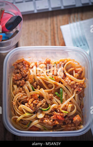 Pasta bolognese e la zucchina spaghetti. Ufficio scatola di pranzo. Foto Stock