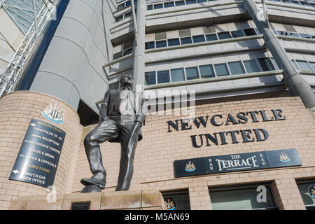 Newcastle United FC, vista la statua di Sir Bobby Robson al di fuori di St James Park football Stadium di Newcastle upon Tyne, Tyne and Wear, England, Regno Unito Foto Stock