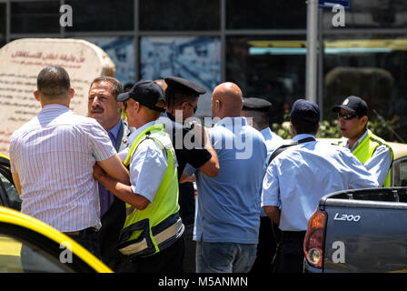 RAMALLAH, Israele - 07 agosto 2010: immagine orizzontale di forze di polizia e i driver per le strade di Ramallah, situato nella West Bank, Israele. Foto Stock