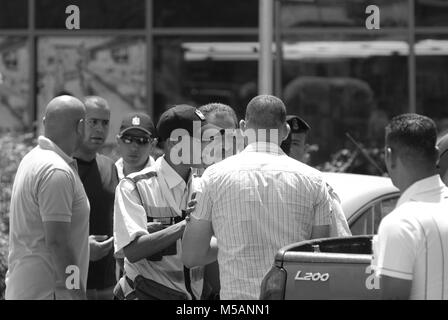 RAMALLAH, Israele - 07 agosto 2010: foto in bianco e nero di forze di polizia e i driver per le strade di Ramallah, situato nella West Bank, Israele. Foto Stock