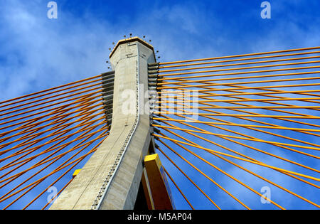 Il giunto di imbracature linea con il grande post di cemento del ponte di imbracatura in Thailandia foto in sunset illuminazione per esterni. Foto Stock