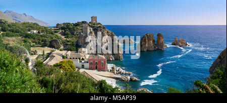 La Tonnara di Scopello (Tonnara di Scopello) Tonno di vecchi edifici di elaborazione su Castellammare del Golfo, Sicilia Foto Stock