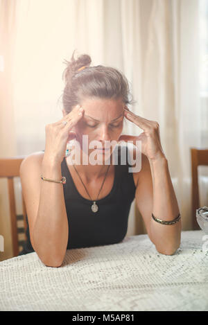 Donna con mal di testa o emicrania Foto Stock