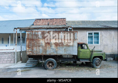 Vecchio arrugginito carrello parcheggiato di Haghbat villaggio della provincia di Lori di Armenia Foto Stock