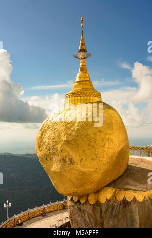 Kyaikto: Monte Kyaiktiyo pagoda dorata (Rock), , Stato Mon, Myanmar (Birmania) Foto Stock
