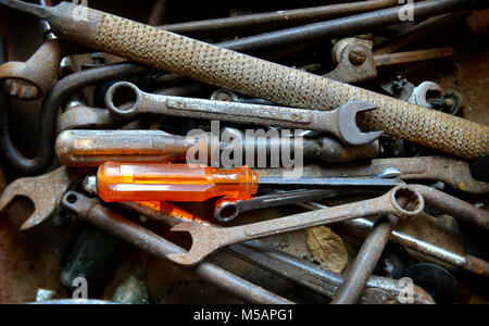 Vecchio e sporco repairman's tools foto in giorno di illuminazione. Foto Stock