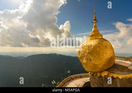 Kyaikto: Monte Kyaiktiyo pagoda dorata (Rock), , Stato Mon, Myanmar (Birmania) Foto Stock