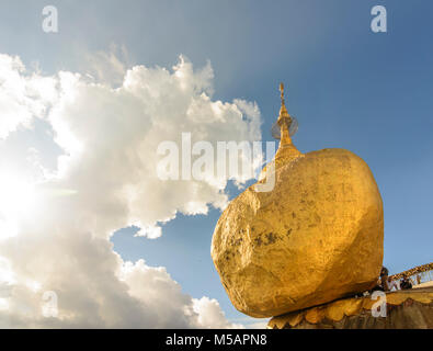 Kyaikto: Monte Kyaiktiyo pagoda dorata (Rock), , Stato Mon, Myanmar (Birmania) Foto Stock