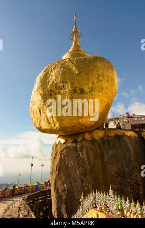Kyaikto: Monte Kyaiktiyo pagoda dorata (Rock), , Stato Mon, Myanmar (Birmania) Foto Stock