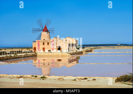 Foto e immagini del Mulino d'Infersa (mulino di Infersa) mulino a vento, Ettore saline, soluzione salina della Laguna, Masala, Sicilia. Foto Stock