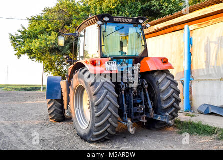 Russia, Temryuk - 15 Luglio 2015: trattore, in piedi in una fila. Macchine agricole. Il parcheggio delle macchine agricole Foto Stock