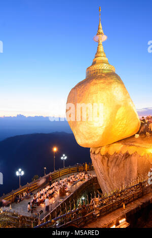 Kyaikto: Monte Kyaiktiyo pagoda dorata (Rock), , Stato Mon, Myanmar (Birmania) Foto Stock