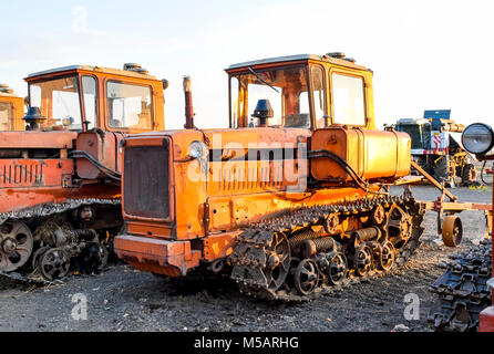 Russia, Temryuk - 15 Luglio 2015: trattore, in piedi in una fila. Macchine agricole. Il parcheggio delle macchine agricole Foto Stock